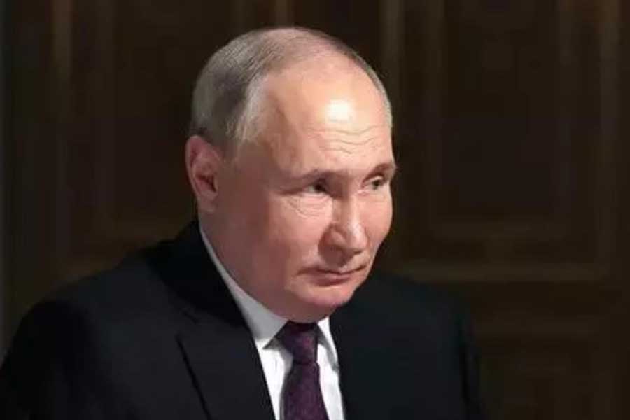 দেশের বিভিন্ন প্রান্ত থেকে দরিদ্র কিংবা বেকারদের চিহ্নিত করেছে পুতিনের সরকার। তাঁদের মধ্যে যাঁরা সক্ষম, তাঁদের যুদ্ধে নিয়োগ করা হয়েছে। সেনাবাহিনীর জন্য বিপুল খরচ করেছে রাশিয়া।