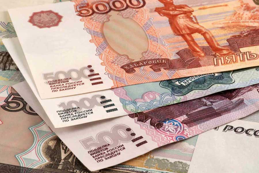 সামরিক খাতে সরকারের এই ব্যয় রাশিয়াকে অর্থনীতির দিক থেকে অনেকটা এগিয়ে দিয়েছে। কারণ, তাতে সাধারণ নাগরিকের রোজগার বেড়েছে। রাশিয়ান সেনার একটা বড় অংশ বিপুল বেতন পেয়ে থাকেন।