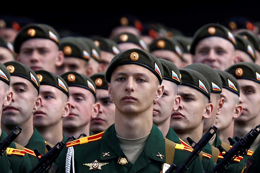 সাধারণ মানুষকে সেনাবাহিনীর অন্তর্ভুক্ত করার ফলে আচমকা দেশের নাগরিকদের রোজগার বৃদ্ধি পেয়েছে। এর ফলে বিশ্ব ব্যাঙ্কের তালিকাতেও এক লাফে অনেকটা এগিয়ে গিয়েছে পুতিনের দেশ।