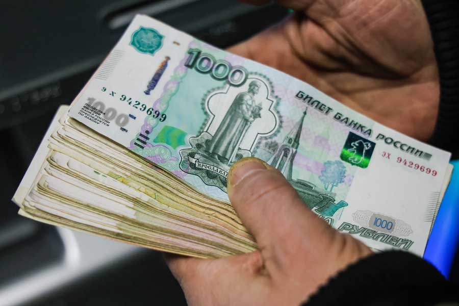 তবে এ বার রাশিয়ায় ভিন্ন ধরনের পরিস্থিতি তৈরি হবে বলে মনে করছেন অনেকে। নাগরিকদের হাতে টাকা পৌঁছে দেওয়ার পর সেই টাকা এ বার করের মাধ্যমে তুলতে হবে পুতিনকে।