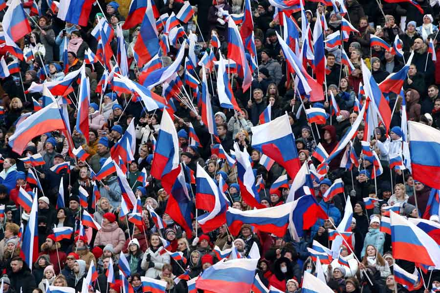 তবে কর আদায় করলেও মধ্যবিত্ত শ্রেণির উপর সেই করের বোঝা সে ভাবে চাপানো হবে না বলেই জানাচ্ছেন বিশেষজ্ঞেরা। তাঁদের ধারণা, কর বেশি পরিমাণে আদায় করা হতে পারে দেশের উচ্চবিত্ত নাগরিকদের কাছ থেকে। বিশেষজ্ঞদের মতে, রাশিয়ার এই নীতি থেকে শিক্ষা নেওয়া উচিত ভারত-সহ সমস্ত উন্নয়নশীল দেশের।