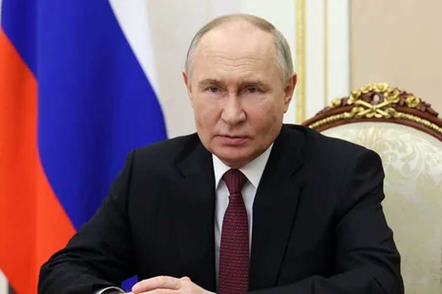 কী ভাবে এই পর্যায়ে উঠে এল রাশিয়া? পুতিন সরকারের নীতিকেই এর জন্য কৃতিত্ব দিচ্ছেন বিশেষজ্ঞেরা। তাঁদের মতে, যুদ্ধের আবহেও বুদ্ধি করে দেশ চালিয়েছেন পুতিন।