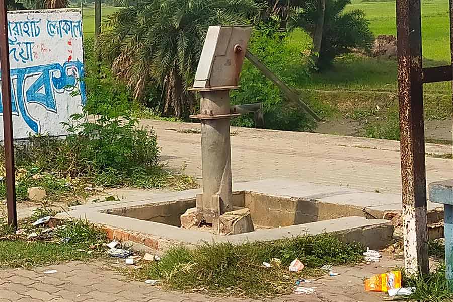 অকেজো উত্তর রাধানগর স্টেশন প্ল্যাটফর্মের নলকূপ।