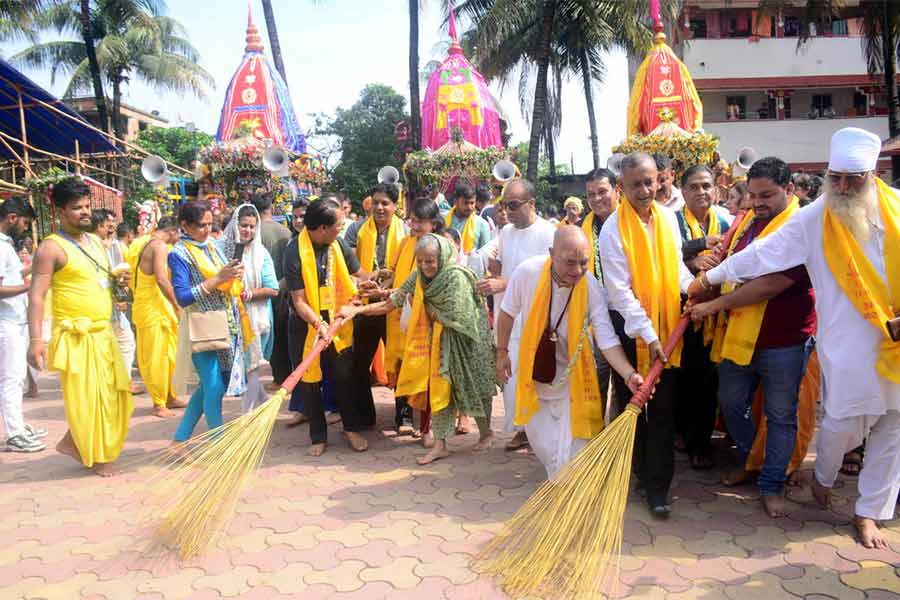 ইসকন মন্দিরের রথের সামনে ঝাড়ু হাতে শিলিগুড়ির মেয়র গৌতম দেব।