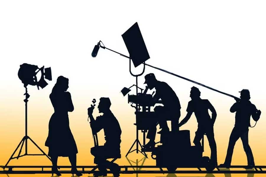 বলিপাড়ার একাংশের দাবি, কোভিড অতিমারির পর ছবিনির্মাতাদের মধ্যে নাকি প্রতিযোগিতার সুর আরও চড়েছে। নির্মাতাদের একাংশ ছবি মুক্তির আগে ছবির সাফল্যের মাপকাঠি নির্ধারণ করে ফেলেন। সাফল্যের সেই নম্বর ছোঁয়ার জন্য একাধিক পন্থা অবলম্বন করা হয়।