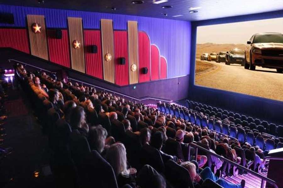 এক্সহিবিটরদের দায়িত্ব, নির্দিষ্ট কেন্দ্রের প্রেক্ষাগৃহে সময় নির্ধারণ করে ছবিটি চালানো। বড় মাপের এক্সহিবিটরদের সঙ্গে নাকি ছবিনির্মাতাদের একাংশ সুসম্পর্ক বজায় রাখেন নিজেদের লাভের কারণে। কারণ, প্রযোজকদের সঙ্গে চুক্তি করে ছবির ব্যবসা ওঠানামা নিয়ন্ত্রণ করেন এই এক্সহিবিটরেরাই।