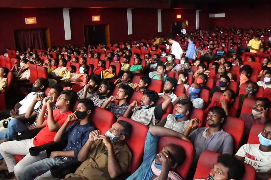 কারচুপি করতে গিয়ে নাকি ধরাও পড়ে যান এক্সহিবিটরেরা। বলিপাড়ায় কানাঘুষো শোনা যায়, অন্ধ্রপ্রদেশের এক প্রেক্ষাগৃহ নাকি বহু বছর ধরে বন্ধ হয়ে পড়েছিল। পাঁচ থেকে ছ’বছর পর নাকি সেই তালা লেগে থাকা প্রেক্ষাগৃহেও ছবি ‘হাউসফুল’ থাকার দাবি করেছিলেন এক এক্সহিবিটর।