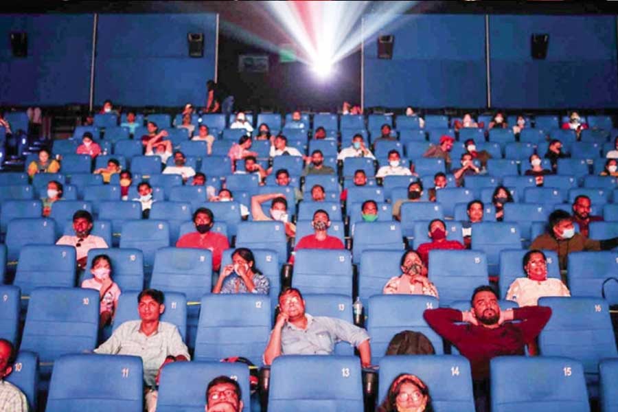 বলিপাড়ার একাংশের দাবি, ছবি সমালোচকেরাও নাকি অনেকে ছবির বিষয়ে সঠিক ভাবে সমালোচনা করেন না। সমালোচকদের একাংশ নাকি দর্শকদের ভুল ‘রিভিউ’ দিয়ে অন্য পথে চালিত করেন।