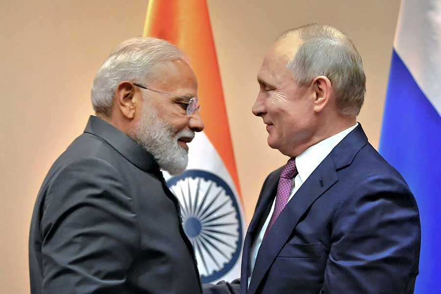 ইউক্রেন যুদ্ধের পর আমেরিকা-সহ পশ্চিমি বিশ্ব রাশিয়ার বিরুদ্ধে একজোট হয়েছিল। বহু বিধিনিষেধ আরোপ করা হয়েছে ভ্লাদিমির পুতিনের দেশের উপর। তবে ভারতের সঙ্গে রাশিয়ার সম্পর্কে ইউক্রেন যুদ্ধের আঁচ লাগেনি।