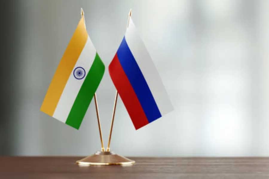 পাঁচ বছর পর মোদীর রাশিয়া সফরের মাঝে নতুন করে চর্চায় উঠে এসেছে এই দুই দেশের সম্পর্ক। ইতিহাস ঘাঁটলে ভারত এবং রাশিয়ার মধ্যে খুব বেশি সংঘাতের উল্লেখ মেলে না। ভারতে দীর্ঘ ২০০ বছরের ব্রিটিশ শাসন কিংবা তার আগে-পরে রাশিয়ার উপস্থিতি নেই বললেই চলে।