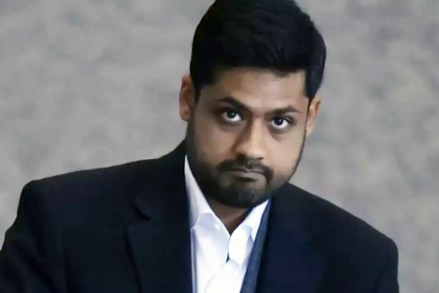 বড় বড় বিনিয়োগকারী সংস্থাকে ঘোল খাইয়েছেন তিনি। প্রায় ১০০ কোটি ডলারের প্রতারণা করেছেন। ভারতীয় মুদ্রায় যা প্রায় ৮৩০০ কোটি টাকা। প্রতারণার দায়ে আমেরিকায় সাড়ে সাত বছরের জেল হয়েছে ভারতীয় বংশোদ্ভূত ব্যবসায়ী ঋষি শাহের। কে এই ঋষি?