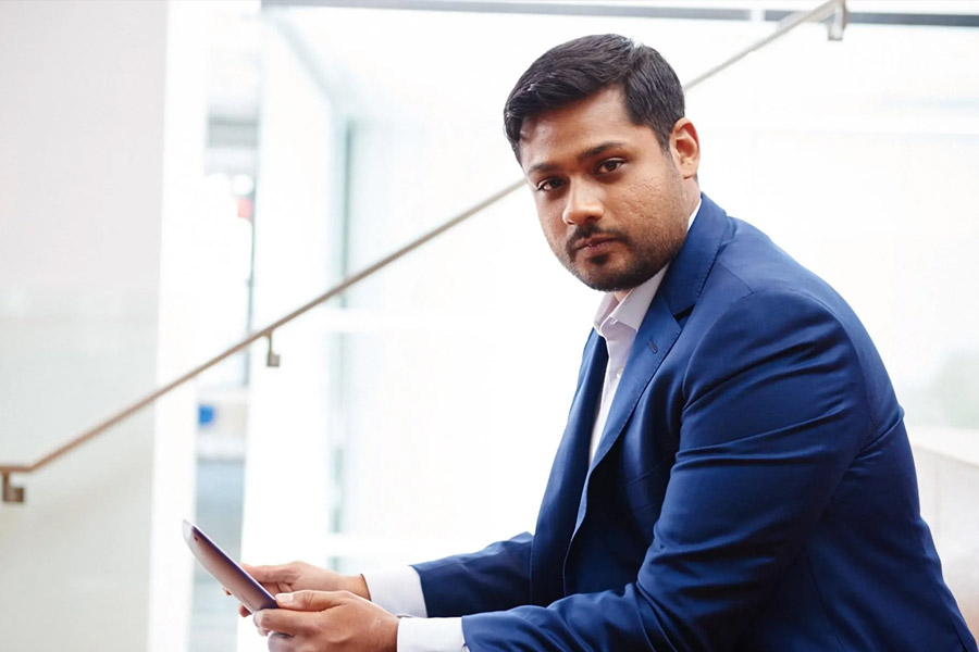 ৩৮ বছরের ঋষির একটি বিজ্ঞাপনী সংস্থা ছিল। তার মাধ্যমেই গোল্ডম্যান স্যাক্স গ্রুপ, গুগ্‌লের অভিভাবক সংস্থা অ্যালফাবেট, ইলিনয়ের গভর্নর জেবি প্রিৎজ়কারের সংস্থাকে প্রতারণা করেছেন।