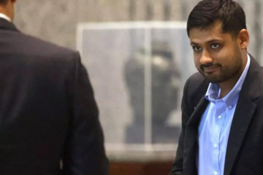 প্রযুক্তি ক্ষেত্রে বিনিয়োগই পেশা ঋষির। ২০১১ সালে তিনি ‘জাম্পস্টার্ট’ নামে একটি সংস্থা খুলেছিলেন তিনি। ওই সংস্থার ম্যানেজিং ডিরেক্টর এবং চেয়ারম্যান ছিলেন ঋষি। স্বাস্থ্য প্রযুক্তি, শিক্ষা প্রযুক্তি এবং সংবাদমাধ্যমের ব্যবসায় ৬০টি প্রত্যক্ষ বিনিয়োগ করেছিল সেই সংস্থা।