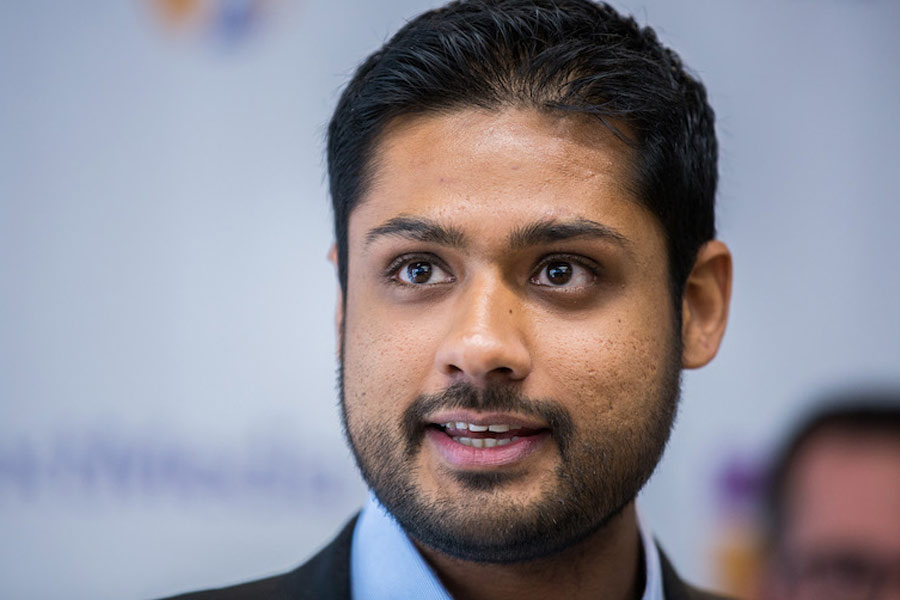 ঋষির বাবা ছিলেন চিকিৎসক। ২০০৫ সালে হার্ভার্ড বিশ্ববিদ্যালয়ে গ্রীষ্মকালীন একটি প্রশিক্ষণ নিয়েছিলেন ঋষি। সেটি অর্থনীতি সংক্রান্ত। তার পর ইলিনয়ের নর্থওয়েস্টার্ন বিশ্ববিদ্যালয়ে ভর্তি হন।