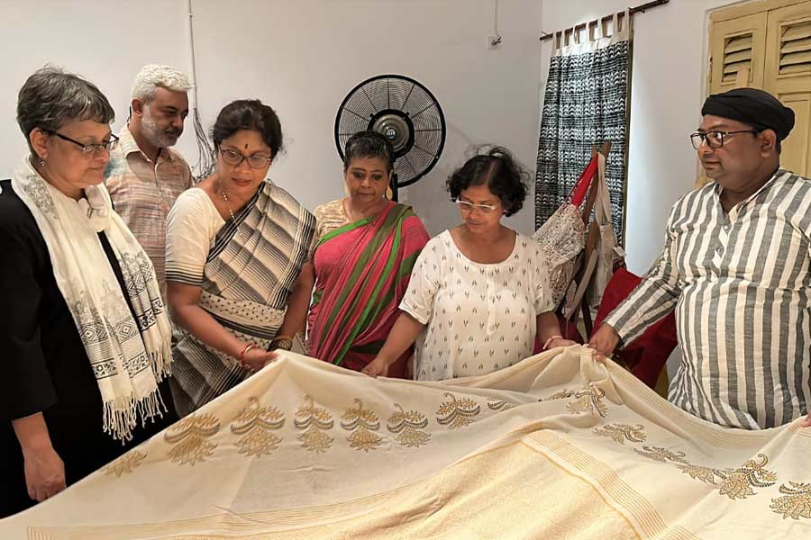 আবাসিকদের হাতের কাজ দেখছেন মন্ত্রী শশী পাঁজা এবং ‘প্রত্যয়’-এর স্বজনেরা।