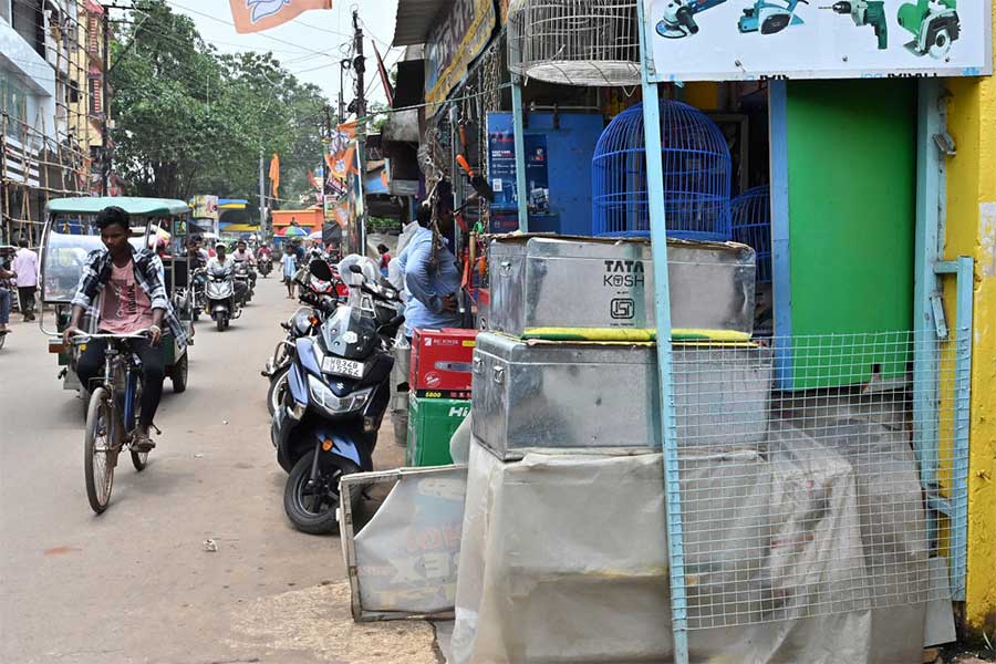 বেদখল ফুটপাত। মেদিনীপুর শহরের বটতলাচকে।