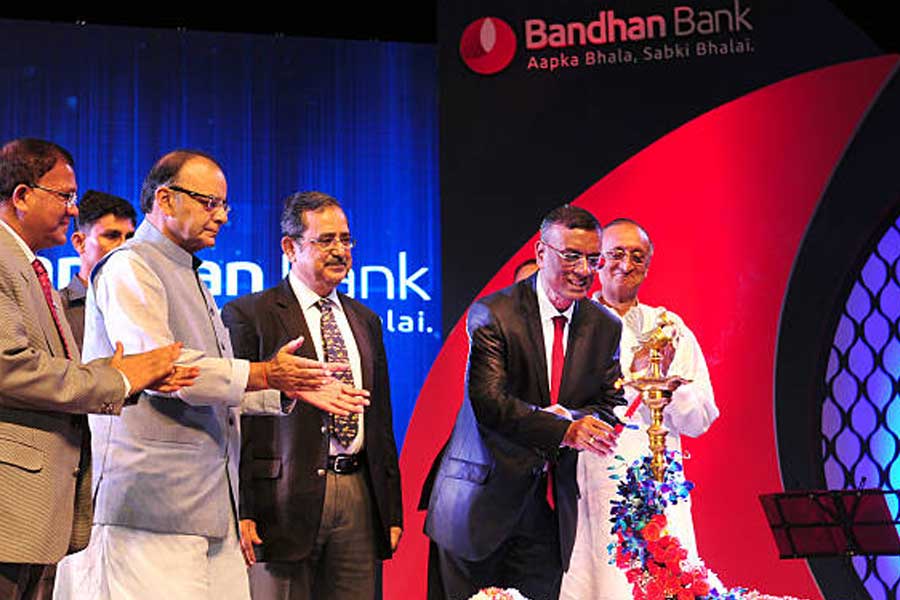 দেশের প্রাক্তন অর্থমন্ত্রী অরুণ জেটলি এবং রাজ্যের প্রাক্তন অর্থমন্ত্রী অমিত মিত্রের সঙ্গে চন্দ্রশেখর ঘোষ।