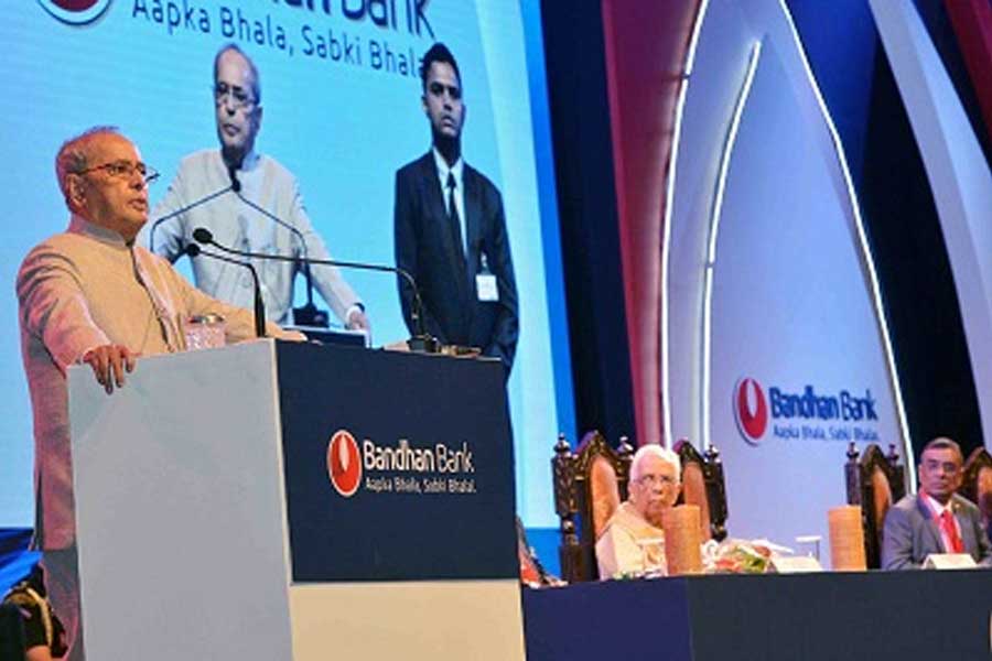 বন্ধন ব্যাঙ্কের অনুষ্ঠানে প্রণব মুখোপাধ্যায়। রয়েছেন রাজ্যের প্রাক্তন রাজ্যপাল কেশরীনাথ ত্রিপাঠীও।