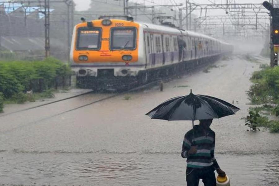 মুম্বইয়ে জলের তলায় ট্রেনলাইন।