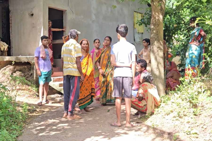 সবংয়ে প্রতিবেশীর বাড়ি থেকে উদ্ধার ব্যক্তির ঝুলন্ত দেহ। বাড়ির সামনে ভিড় স্থানীয়দের।