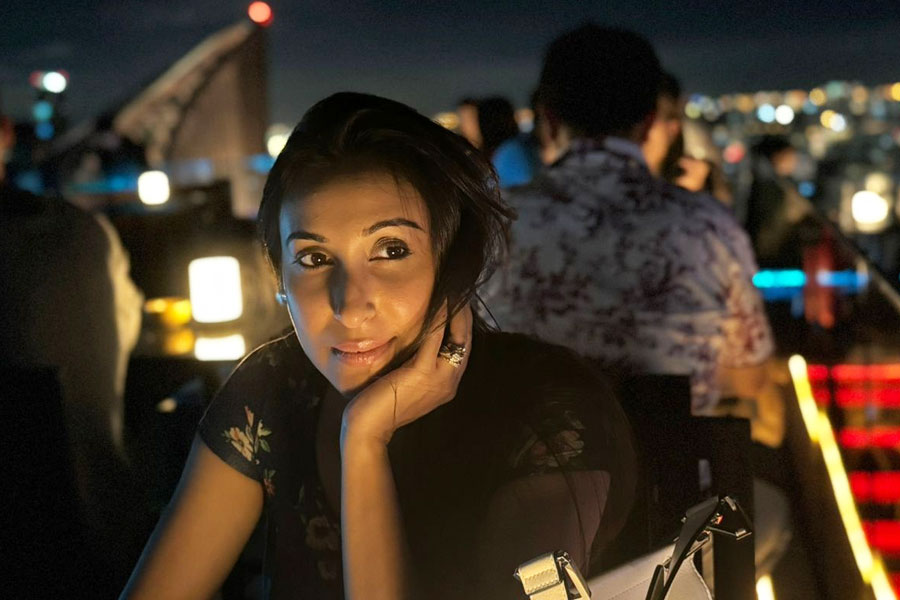 দ্বিতীয় দিনে ম্যারাথন বেড়ানো। সে দিন রাতে জমজমাট উদ্‌যাপন। সকালে সায়নী নিজেকে সাজিয়েছিলেন সাদা টিউব টপ আর ট্রাউজ়ারে। দিন শুরু পথের ধারের জনপ্রিয় এক রেস্তরাঁয় ভরপেট খানাপিনা সেরে। তার পর শহরের ইতিউতি বেড়ানো। অভিনেত্রী জানিয়েছেন, গুরবিন্দরজিতের ভৌগোলিক জ্ঞান তাঁর থেকেও বেশি। এক দিনে তিনি শহরের সবচেয়ে সুন্দর জায়গাগুলো তাঁকে ঘুরিয়ে দেখিয়েছেন।