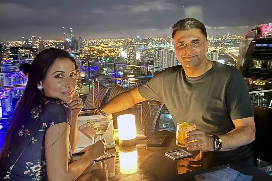 যেমন, শহরের সবচেয়ে উঁচু রেস্তরাঁয় নবদম্পতি বিবাহবার্ষিকীর উদ্‌যাপন সেরেছেন। ৫০ তলার উপরে নির্দিষ্ট স্থানে সায়নী পা রাখতেই মুগ্ধ। গোটা শহর আলোয় আলো। আর অভিনেত্রী অনেক উঁচু থেকে যে কোনও শহর দেখতে খুব ভালবাসেন, সেটা জানতে পেরেছিলেন তাঁর স্বামী। সায়নীকে চমকে দিতেই তাঁর এই আয়োজন।
