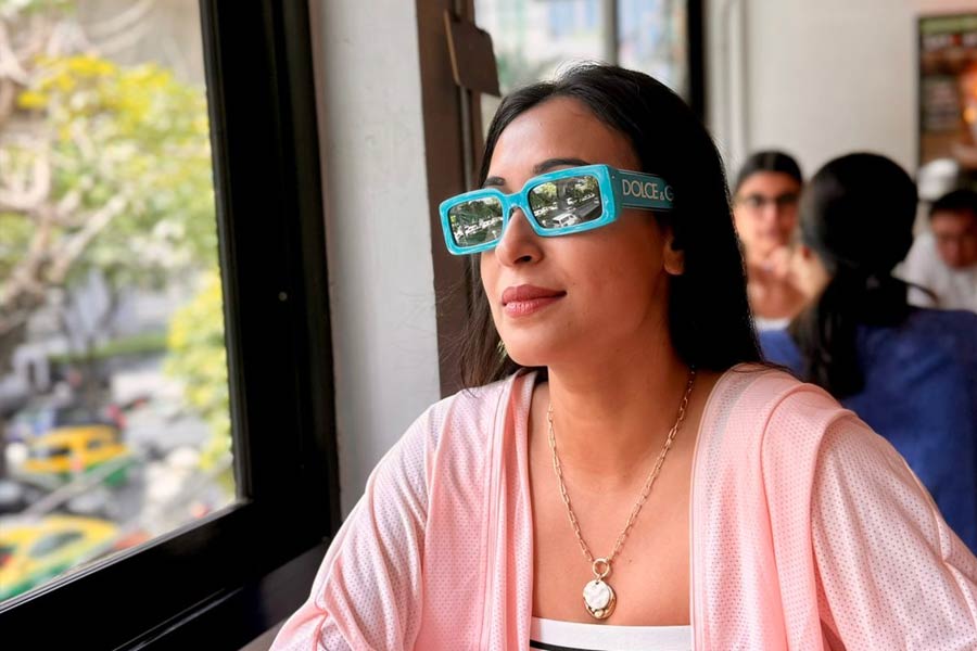 শুধু বেড়ানো নয়, খাওয়াদাওয়াতেও সায়নী তাঁর বরের উপরে প্রচণ্ড নির্ভর করেন। কোন শহরের কোন খাবার বিখ্যাত, গুরবিন্দরজিৎ খুব ভাল জানেন। কোন খাবার বেশি সুস্বাদু, তারও খবর নখদর্পণে। তাই এ বিষয়গুলিতে অভিনেত্রী চোখ বন্ধ করে স্বামীকে ভরসা করেন।