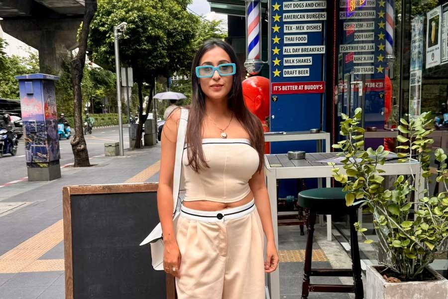 খাওয়াদাওয়া, নাইটক্লাবে হুল্লোড়, উদ্‌যাপন পর্ব মিটতেই কেনাকাটার পালা। সাধারণত, মেয়েরা কোথাও গেলেই ব্যাগ উপচে কেনাকাটা সারেন। জেনে অবাক হবেন, সায়নীর থেকেও এই বিষয়ে বেশি উৎসাহী তাঁর স্বামী! কেনাকাটার সময় সায়নী নিজেকে সাজিয়েছিলেন টিয়া-সবুজ মিনিতে। তাঁর কথায়, “ভাল শপিং মলে খানিক ক্ষণ সময় কাটালেই আমার মন ভাল হয়ে যায়। আমার স্বামীর তাতে শখ মেটে না। তিনি প্রচুর কেনাকাটা করেন। এখানেও সেটাই করেছেন।”  