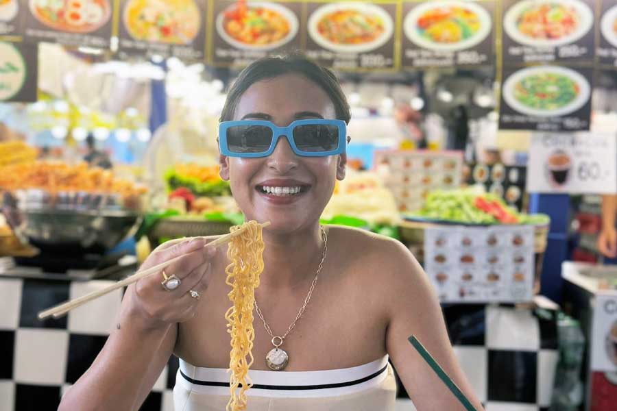 আরও একটা জিনিস খুব ভালবাসেন গুরবিন্দরজিৎ। ভাল রেস্তরাঁয় ভাল ভাল খাবার খাওয়া। ব্যাঙ্ককে নাকি তিনি আর সায়নী খাবারের উপরেই ছিলেন। তবে, অভিনেত্রী শরীর সচেতন। তিনি তাই ততটাও খাদ্যরসিক নন।