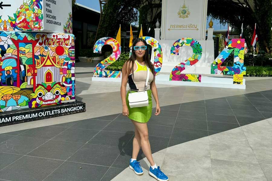 সব কিছুর মধ্যেও স্বামী-স্ত্রী একান্তে নিশ্চয়ই সময় কাটিয়েছেন? প্রশ্ন ছিল আনন্দবাজার অনলাইনের। লাজুক গলায় সায়নী জানিয়েছেন, এই একটি বিষয়ে একটু অন্য রকম তাঁর স্বামী। আড্ডবাজ নন। কথায় মাত করবেন, এমনটা তাঁর স্বভাবে নেই। সম্পর্কে থাকলে সারা ক্ষণ কথা বলতে হবে, মানেন না  গুরবিন্দরজিৎ। সায়নীও এ বিষয়ে স্বামীকে সমর্থন করেন। তাই সারা দিন হুল্লোড়ের পর কিছুটা সময় পাশাপাশি চুপচাপ বসে সময় কাটিয়েছেন। পরস্পরের হাতে হাত রেখে। তাঁরা জানেন, ‘হাতের উপর হাত রাখা খুব সহজ নয়, সারা জীবন বইতে পারা সহজ নয়’।