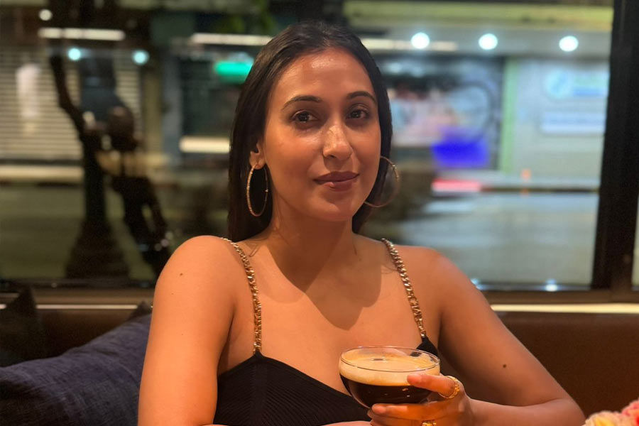 সায়নী-গুরবিন্দরজিৎ পায়ে হেঁটে গোটা শহর ঘুরে দেখেছেন। যখন খিদে পেয়েছে, নির্দ্বিধায় বসে পড়েছেন পথের ধারের রেস্তরাঁয়। পেট ভরতেই মন ভরাতে ডুব দিয়েছেন শহরের সৌন্দর্যে। এ ভাবেই দুটো দিন পাখা মেলে উড়ে গিয়েছে। 