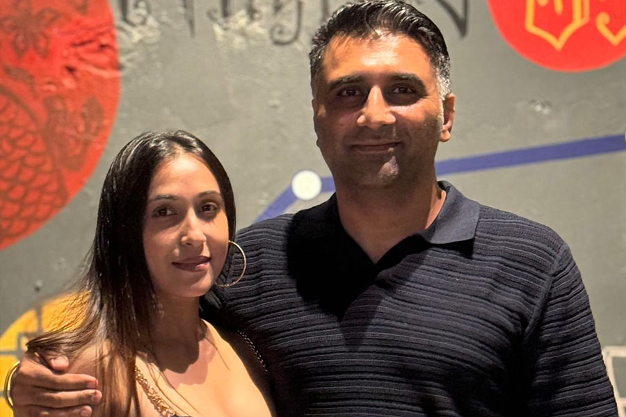 স্বামীর থেকে প্রথম শুভেচ্ছা পেয়েছেন সায়নী। খুব লাজুক গলায় নতুন বৌকে ভালবাসার কথা জানিয়েছেন তিনি। অভিনেত্রীর ভাল লেগেছে ছোট্ট সময়ে তাঁর স্বামী এত কিছু আয়োজন করেছেন দেখে। মাত্র এক বছরে গুরবিন্দরজিৎ যে তাঁকে এতখানি বুঝে ফেলবেন, ভাবতে পারেননি তিনি। প্রথম বছরের বিবাহবার্ষিকী তাই সারা জীবন মনে রাখবেন সায়নী।