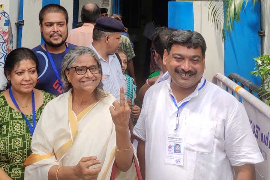 TMC Councillor Anindya Kishore Raut helped BJP candidate Kalyan Chaubey’s mother for vote casting