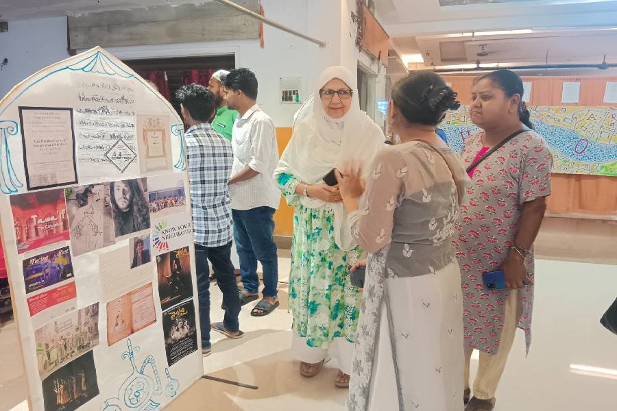 দর্শককে প্রদর্শনী ঘুরিয়ে দেখাচ্ছেন আয়োজক শ্রুতি ঘোষ।