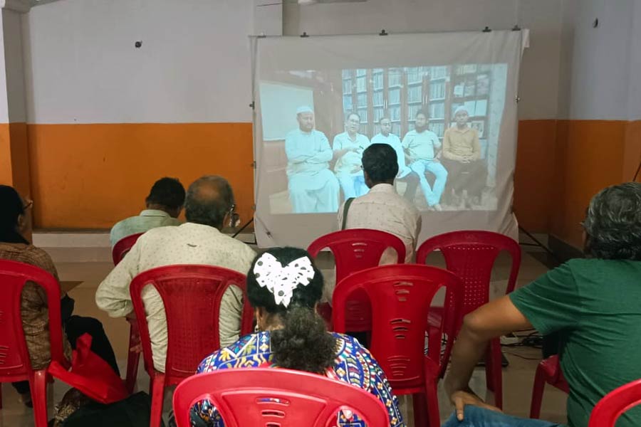 প্রর্দশনীতে মেটিয়াবুরুজ নিয়ে তৈরি ভিডিয়ো চলছে।