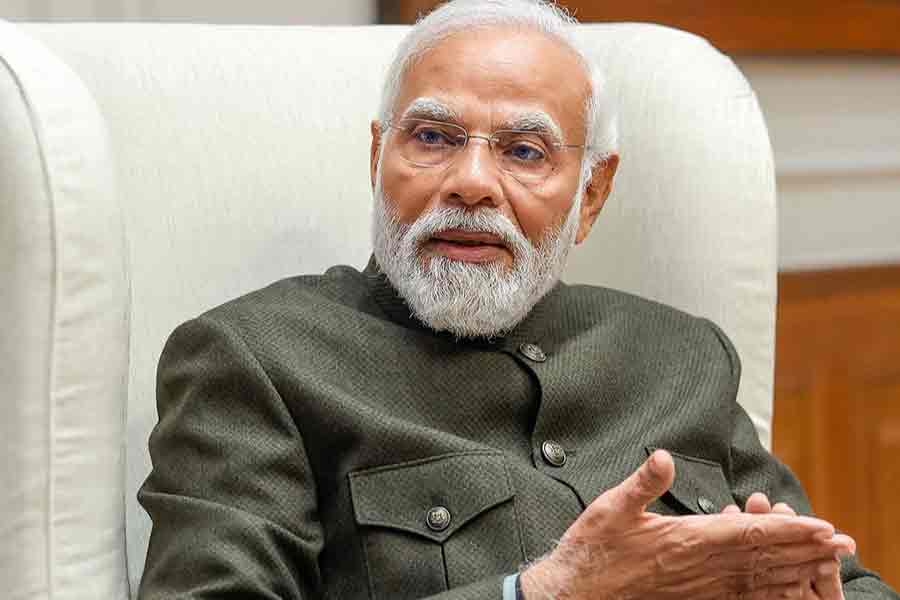 সরকারি ভাবে মোদীর কাজ়াখস্তানে না যাওয়ার কারণ হিসাবে নয়াদিল্লির তরফে যে ব্যাখ্যা দেওয়া হয়েছে তাতে বলা হয়েছে, ওই সময়ে ভারতের সংসদে অধিবেশন চলছিল। সেখানে উপস্থিত ছিলেন মোদী। সেই কারণে নাকি ইচ্ছা থাকলেও এসসিও-র বৈঠকে তিনি যোগ দিতে পারেননি।