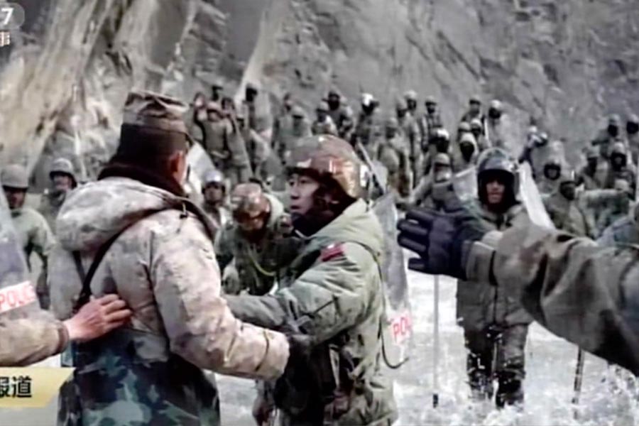 ২০২০ সালে গালওয়ান সীমান্তে চিনের সঙ্গে সংঘর্ষের পর বেজিং-দিল্লি সম্পর্কের অবনতি ঘটেছে। তার পর থেকে এখনও পর্যন্ত এই দুই দেশের সম্পর্ক মসৃণ হয়নি। কিছু দিন আগে ভারতে আয়োজিত জি২০ সম্মেলনেও আমন্ত্রিত ছিলেন জিনপিং। কিন্তু তিনি আসেননি।