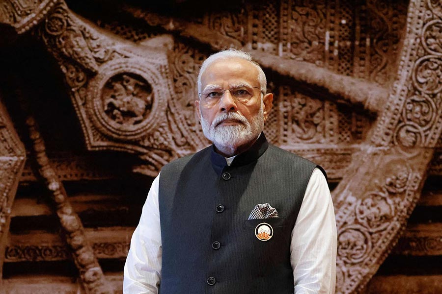 এসসিও নামক এই আন্তর্জাতিক সংগঠন বিশ্ব রাজনীতিতে খানিক পশ্চিমবিরোধী হিসাবে পরিচিত। সরাসরি এই বৈঠকে মোদী যোগ দিলে তাতে আমেরিকা রুষ্ট হতে পারত বলে মনে করছেন অনেকে। সেই কারণেও বৈঠক এড়িয়ে থাকতে পারেন ভারতের প্রধানমন্ত্রী।