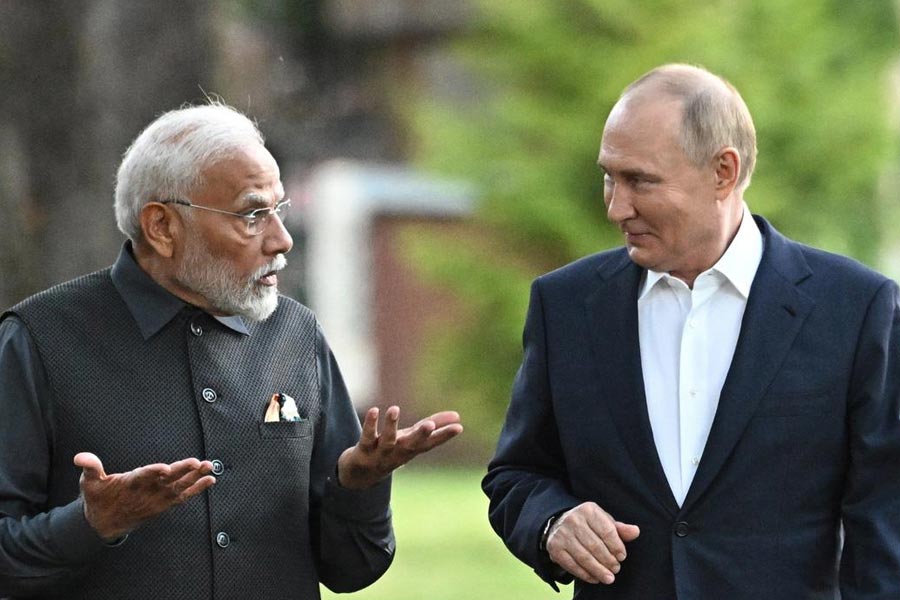 কিন্তু অনেকে এই যুক্তি উড়িয়ে দিচ্ছেন। কারণ এসসিও বৈঠকের ঠিক পরে রাশিয়ায় দু’দিনের সফরে গিয়েছেন মোদী স্বয়ং। রাশিয়া এবং আমেরিকার আদায় কাঁচকলায় সম্পর্কের কথা কারও অবিদিত নয়।