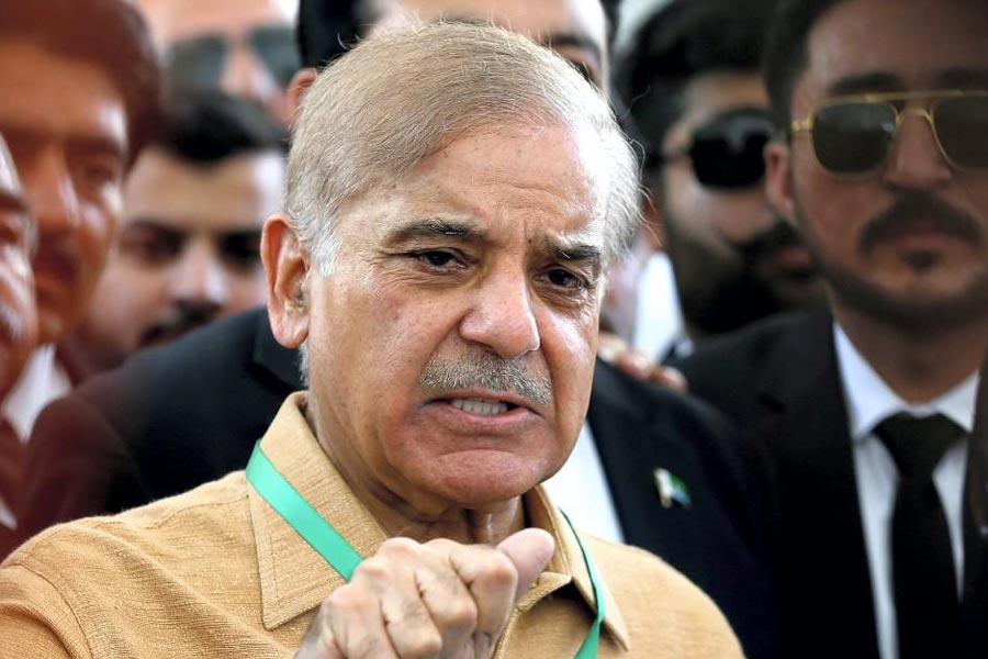 বিশেষজ্ঞদের একাংশ এ ক্ষেত্রে পাকিস্তানের কথাও বলছেন। তাঁদের বক্তব্য, পাকিস্তানকেও এড়াতে চান মোদী। কারণ, গত কয়েক বছরে পাক হামলায় বার বার অশান্ত হয়ে উঠেছে উত্তর-পশ্চিম সীমান্ত। জঙ্গি হামলার ঘটনাও বেড়ে গিয়েছে। ভারতের দাবি, পাকিস্তানের মদতেই হামলা হচ্ছে। এই পরিস্থিতিতে পাকিস্তানের প্রধানমন্ত্রী শাহবাজ শরিফের মুখোমুখি হতে চাইছেন না মোদী।