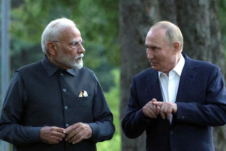 বিশেষজ্ঞেরা জানাচ্ছেন, রাশিয়ায় গিয়ে পুতিনের সঙ্গে দেখা করে আসলে আমেরিকা এবং চিন, উভয়কেই বার্তা দিতে চাইল ভারত। সেই বার্তার জন্য রাশিয়ার চেয়ে ভাল বিকল্প আর ছিল না মোদীর হাতে। তাই এই সফর জরুরি ছিল।
