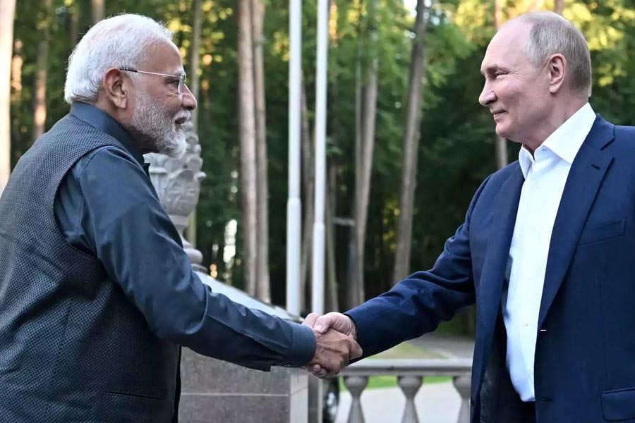 ইউক্রেন যুদ্ধের পর চিনের সঙ্গে রাশিয়ার ঘনিষ্ঠতা আগের চেয়ে বৃদ্ধি পেয়েছে। এই পরিস্থিতিতে রাশিয়া সফরে গিয়ে মোদীও ঘনিষ্ঠতা বজায় রাখতে চাইলেন। সেই সঙ্গে চিনকে বার্তা দিতে চাইলেন, তারা ছাড়াও রাশিয়ার অন্য বন্ধু রয়েছে।