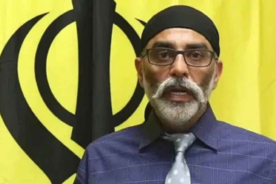 পন্নুন মামলায় ভারতের উপর যখন লাগাতার চাপ বৃদ্ধি করছিল আমেরিকা, সেই সময়ে মোদীর রাশিয়া সফর পশ্চিমকেও পাল্টা বার্তা দিচ্ছে বলে মত বিশেষজ্ঞদের। এই সফর ভারতের চিরাচরিত নিরপেক্ষ এবং পূর্ব-পশ্চিম ভারসাম্যের অবস্থানকেই আরও দৃঢ় করেছে।