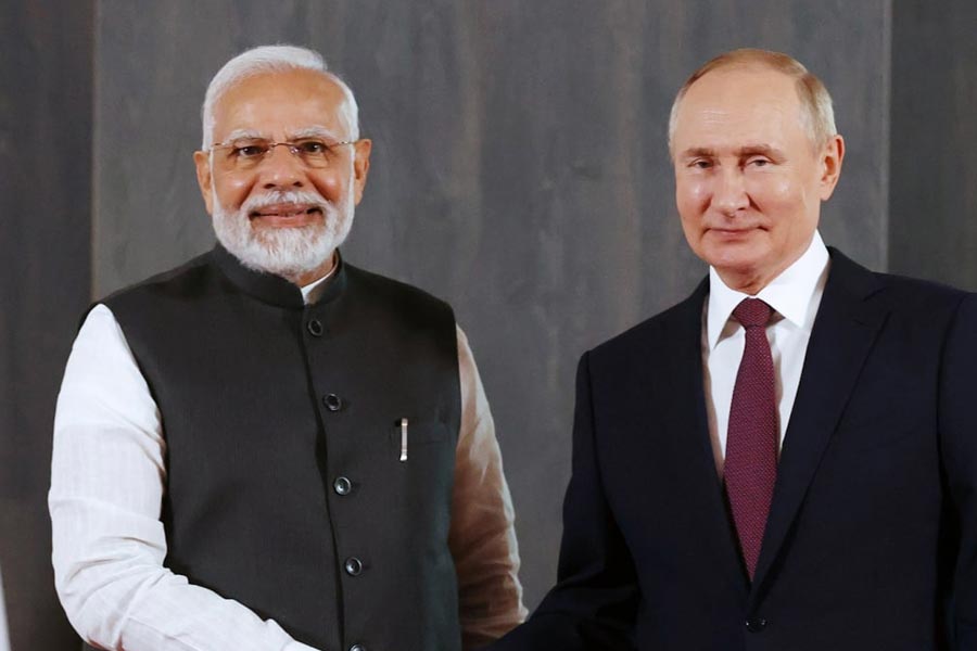 এই সমস্ত কারণেই এসসিও বৈঠক এড়ানো এবং তার পরেই রাশিয়া সফরে যাওয়ার যে সিদ্ধান্ত মোদী নিয়েছেন, তা ভূ-রাজনীতির দিক থেকে অত্যন্ত গুরুত্বপূর্ণ হয়ে উঠেছে। আগামী দিনে ভারতের এই পরিবর্তিত বিদেশ নীতি কাজে লাগে কি না, সেটাই দেখার।