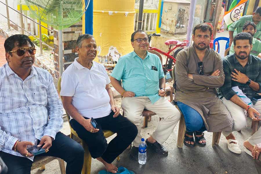 Kunal Ghosh, Paresh Pal observed the Maniktala by-election sitting on the border of Beleghata