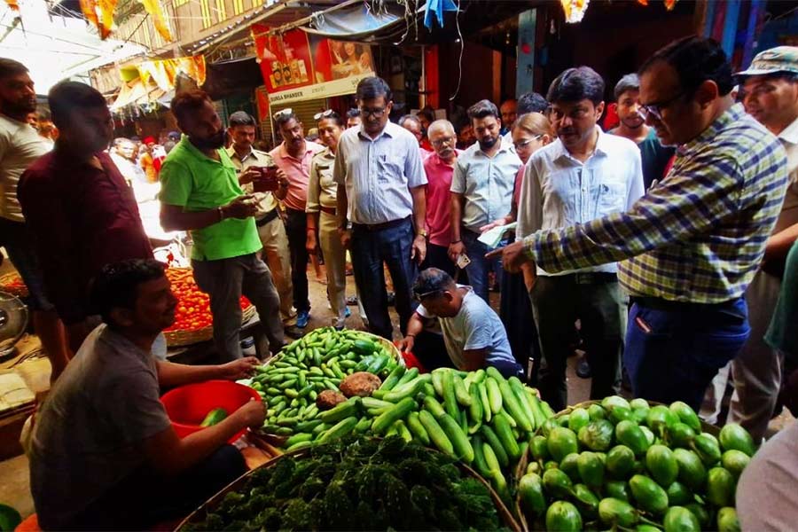 আসানসোলের বাজারে পরিদর্শন আধিকারিকদের।