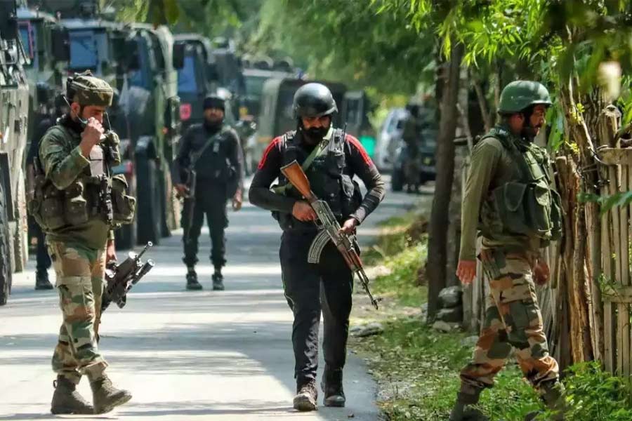 Indian Army averts major terrorist attack at army camp of Rajouri in Kashmir, one jawan injured