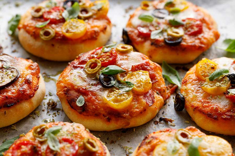 পাঁউরুটি কেনা থাকলে ৫ মিনিটেই তৈরি হবে ঘরোয়া পিৎজ়া।