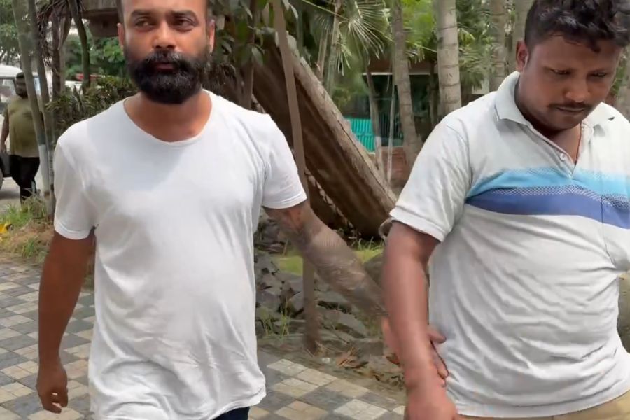 নিজে থেকেই পুলিশকর্মীর হাত ধরলেন জয়ন্ত!