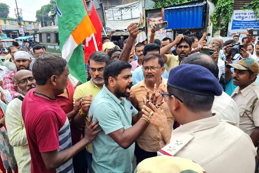 পুননির্বাচনের দাবিতে পখ অবরোধ চলাকালীন বাম-কংগ্রেসের নেতা ও কর্মীদের সঙ্গে পুলিশের বচসা।